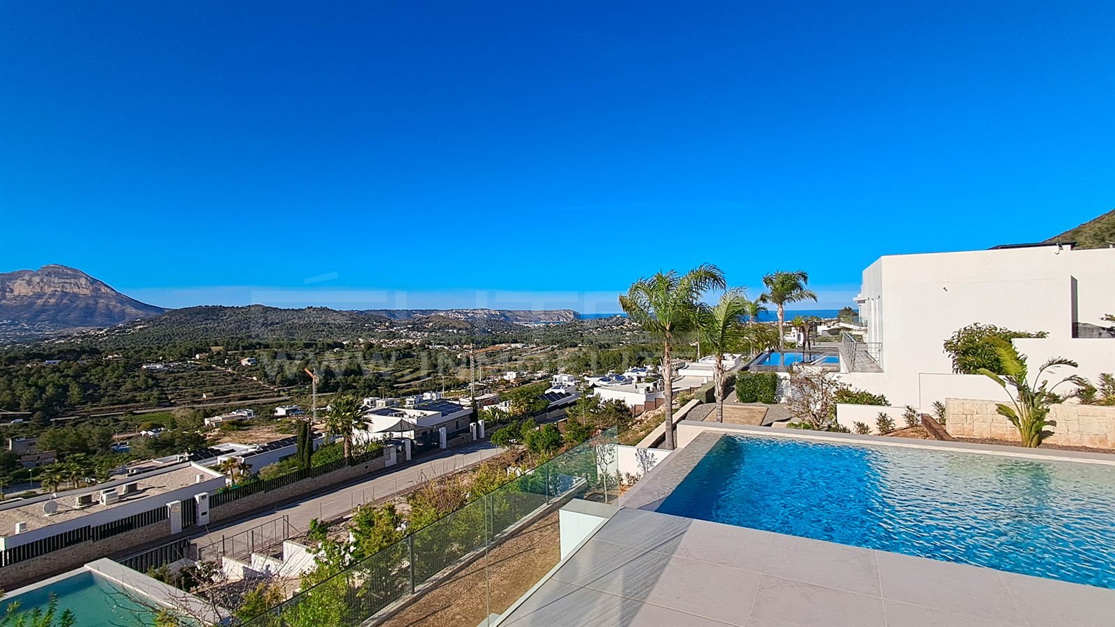 Vistas desde la piscina al valle de Jávea y al Montgó