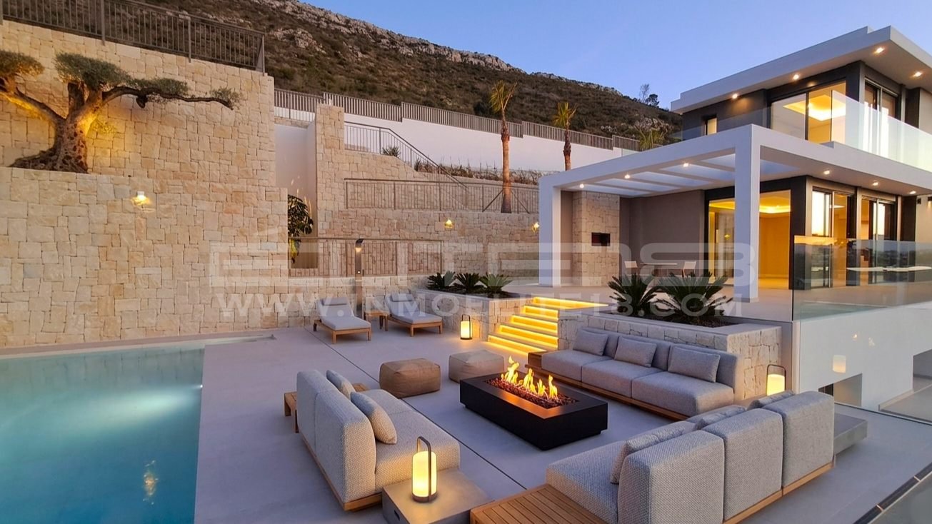 Zona de piscina de Villa Elysia con el olivo centenario y la terraza chill-out al atardecer